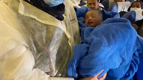 El recién nacido aún en el avión. (EgyptAir)
