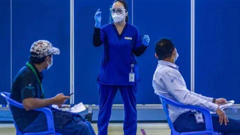 Vacunación en un centro educativo. (Departamento de Educación y Conocimiento de Abu Dhabi)