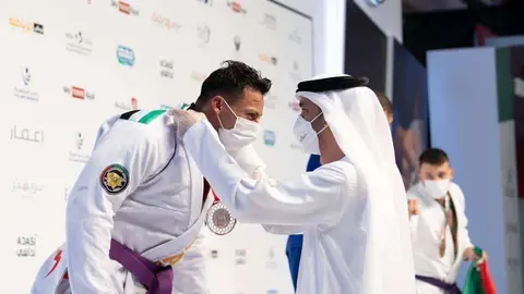 El colombiano Joan Estevan Valencia en el podio tras una competición en el Mundial de Jiu Jitsu. (Cedida)