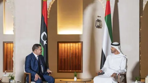 El representante libanés y el príncipe heredero de Abu Dhabi. (WAM)