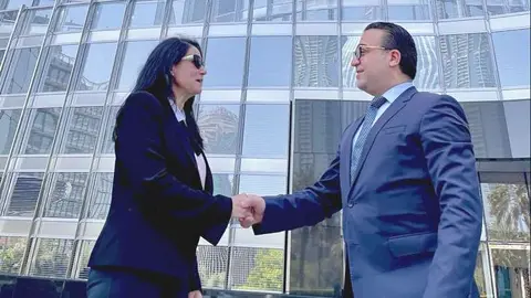 Mabel Hoyos saluda a Anthony Cruise ante el Burj Khalifa en Dubai. (Cedida)