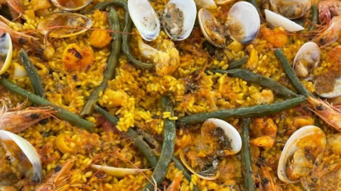 Una paella realizada en el desierto de Emiratos Árabes. (EL CORREO)