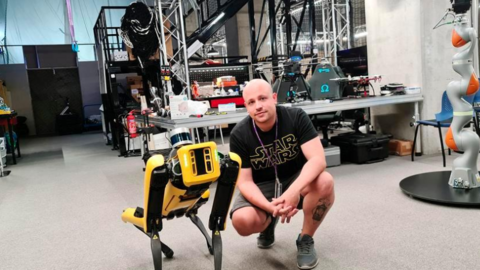 Samuel Prieto en el laboratorio de robótica. (Fuente externa)