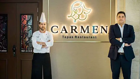 El chef Juan Carlos Bautista -izquierda- y Eduardo Espiritusanto, director general de Cluster de Occidental Al Jaddaf y Occidental Dubai Production City, en la entrada del restaurante Carmen en Dubai. (Cedida)
