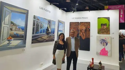 La artista Liz Prado-Ramos en World Art Dubai junto a cónsul general del Perú en Emiratos Árabes. (Cedida)