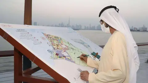 El jeque Mohammed bin Rashid firma el Plan Urbano de la ciudad 2040. ( Dubai Media Office) 