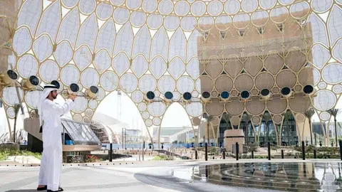 El jeque Hamdan bin Mohammed tomó algunas fotos en la plaza Al Wasl, eje central de la Expo. (WAM)