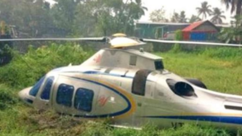 El helicóptero aterrizó en una zona pantanosa. (Twitter)