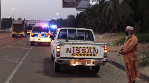 La Policía de Abu Dhabi difundió una imagen de vehículo aparcado en el arcén.