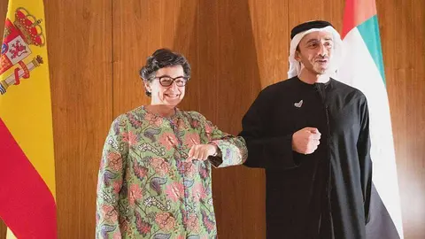 La ministra de Asuntos Exteriores de España saluda a su homólogo emiratí durante el encuentro que mantuvieron en Abu Dhabi. (@SpainMFA)