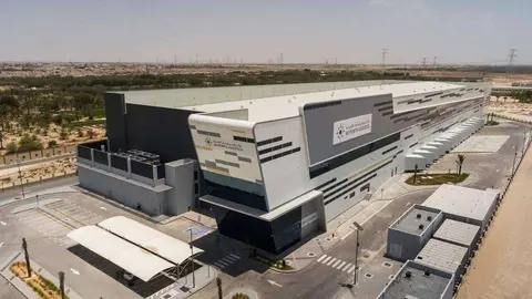 Puertos de Abu Dhabi difundió la imagen del almacén de vacunas.
