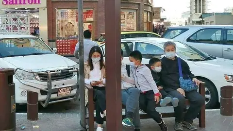 Familia china en la zona de Al Fahidi en Dubai el pasado lunes. (EL CORREO)