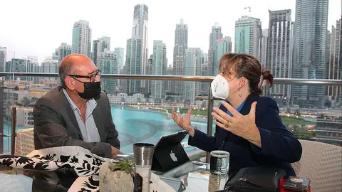 El periodista Rafael Unquiles, durante la entrevista que el pasado lunes le hizo en Dubai a Martha Delgado, subsecretaria de Asuntos Multilaterales y Derechos Humanos de México. (Naved Ullah / EL CORREO)