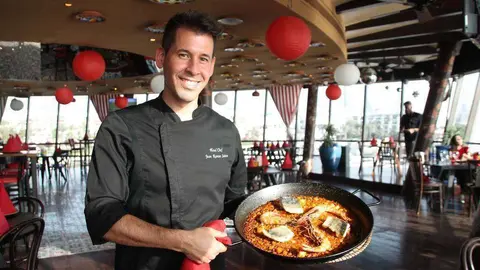 El chef valenciano Juan Ramón Sobero muestra en Casa de Tapas un espectacular paella de marisco con socarrat. (EL CORREO)