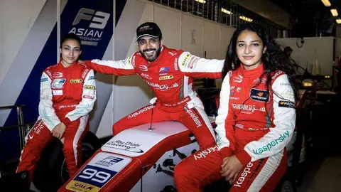 Khaled Al Qubaisi con Amna (izquierda) y Hamda. (Fuente externa)