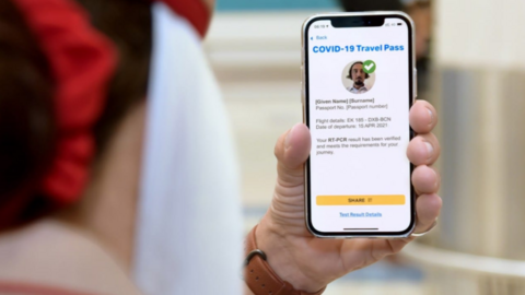 Emirates difundió esta imagen de la aplicación del pasaporte digital.