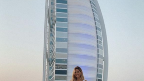 Caro Sandoval en la playa del hotel Burj Al Arab. (Instagram)
