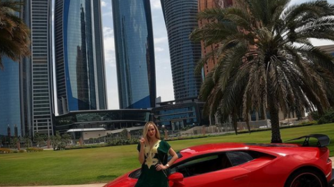 Elizabeth Loaiza posa en Abu Dhabi con el Ferrari. (Instagram)
