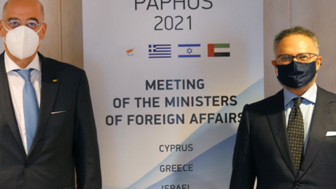 El canciller de Grecia, Nikos Dendias (izquierda) junto a Anwar Gargash.