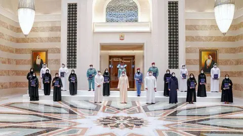 El jeque Mohammed bin Rashid y otros funcionarios en el palacio de Abu Dhabi Qasr Al Watan este sábado. (Dubai Media Office)