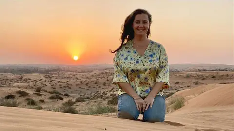 María Pirén, ante una impresionante puesta de sol en el desierto de Ras al Khaimah en Emiratos Árabes Unidos. (EL CORREO)