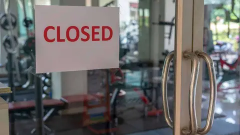 Inspectores de EAU vigilan los comercios. (WAM)