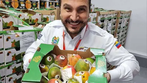 El embajador de Venezuela en Abu Dhabi, Samir Al Attrach, muestra los mangos llegados desde su país a Emiratos Árabes. (Cedida)