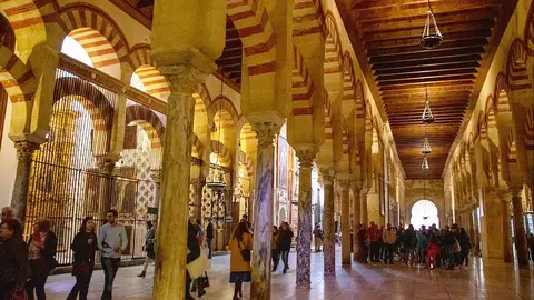 Turistas en el interior de la Mezquita de Córdoba. (Carmen Barahona)