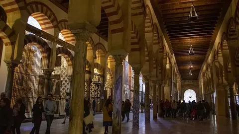 Turistas en la mezquita de Córdoba. (CARMEN BARAHONA)