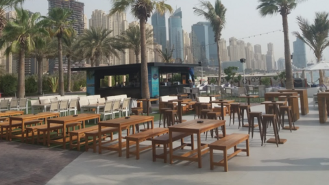 Mesas al aire libre en un restaurante de Dubai Marina. (EL CORREO)