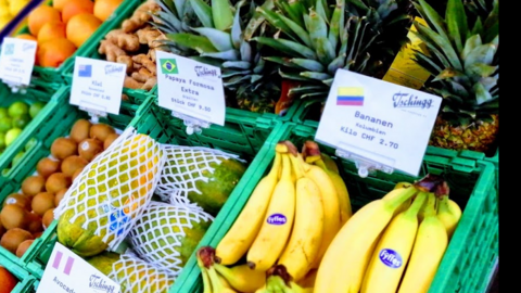 Bananos colombianos en un expositor en Suiza. (EL CORREO)
