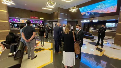 Asistentes a la inauguración del Festival de Cine Mexicano, momentos antes de iniciarse la primera sesión. (EL CORREO)