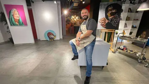 Leonardo Montoya, en el estudio de la Fundación Al Qasimi de Ras Al Khaimah donde ha desarrollado la residencia. (EL CORREO)