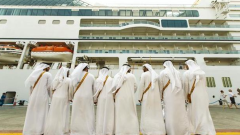 Saudíes ante un crucero. (Fuente externa)