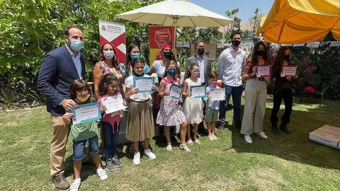 Los ganadores del Concurso de Relatos y Dibujos, con el embajador de España y miembros de la Asociación de Profesores de Español en EAU. (EL CORREO)