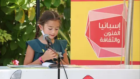 Una niña lee en Dubai un fragmento de Don Quijote durante la celebración del Día del Libro 2021 en Emiratos Árabes. (EL CORREO)