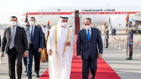 El príncipe heredero de Abu Dhabi recibido en el aeropuerto de El Cairo por el presidente de Egipto. (WAM)