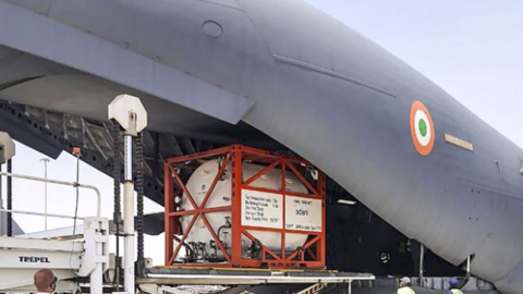 El avión indio en el aeropuerto de Dubai. (Twitter)