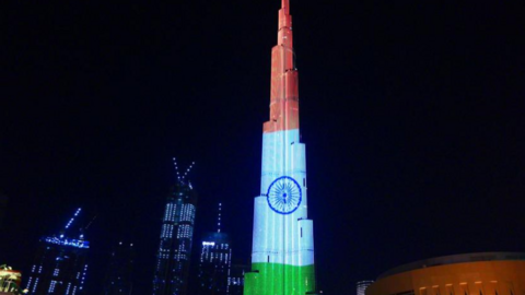 El Burj Khalifa iluminado con la bandera india este domingo. (Fuente externa)