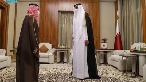 El emir jeque Tamim bin Hamad de Qatar recibe en Doha al Ministro de Relaciones Exteriores de Arabia Saudita, el príncipe Faisal bin Farhan. (SPA)