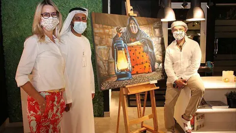 De izquierda a derecha, Natasha Ridge, Suqrat bin Bisher -de la Fundación Al Qasimi-- y Leonardo Montoya, durante la exposición en Ras Al Khaimah. (EL CORREO)