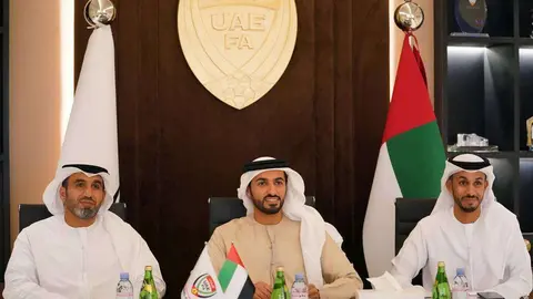 En el centro de la imagen, el presidente de la Asociación de Fútbol de Emiratos Árabes Unidos (UAEFA). 