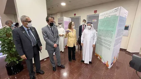 Representantes españoles y de RAK Medical and Health Science University recorren la exposición 'Ellas tienen la fórmula' tras su apertura en Ras Al Khaimah. (EL CORREO) 