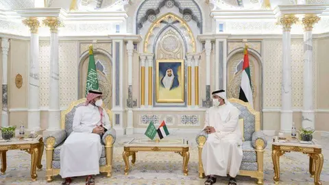 El jeque Mansour bin Zayed Al Nahyan, viceprimer ministro y ministro de Asuntos Presidenciales de EAU junto al príncipe Abdulaziz bin Turki bin Faisal Al Saud, ministro de Deportes de Arabia Saudita. (WAM)