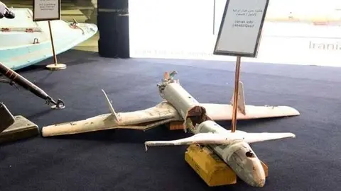 Foto de archivo de un avión no tripulado previamente interceptado lanzado hacia Khamis Mushayt por terroristas hutíes. (SPA)