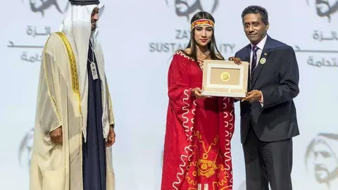 El príncipe heredero de Abu Dhabi junto a la representante de Colombia ganadora en enero del Premio Escuelas Secundarias Globales.