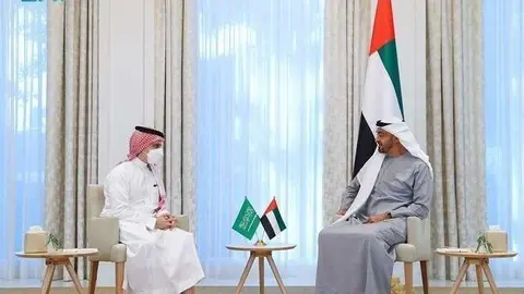 El príncipe heredero de Abu Dhabi recibió al ministro de Relaciones Exteriores de Arabia Saudita en el palacio Qasr Al-Watan de la capital de EAU. (SPA)