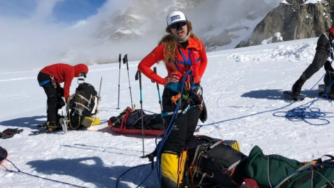 La libanesa Tima Deryan en una montaña. (Twitter)