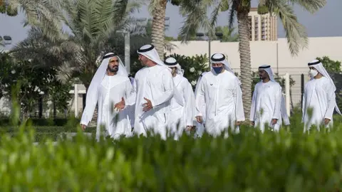 El gobernante de Dubai y el príncipe heredero de Abu Dhabi este domingo. (WAM)
