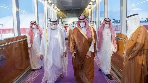 Los pr&iacute;ncipes herederos de Abu Dhabi (izquierda) y Arabia Saudita en el aeropuerto de Jeddah. (Al Arabiya)